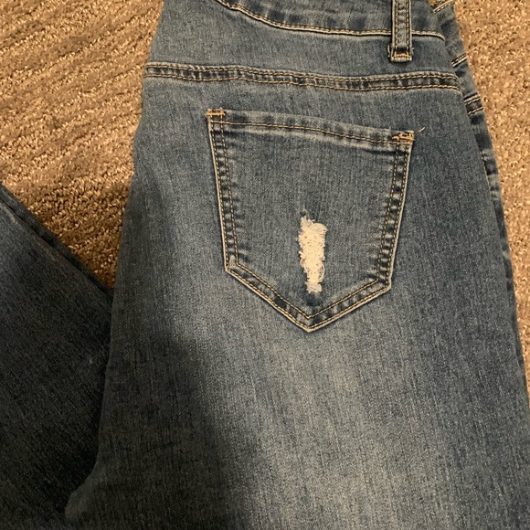 EUC Juniors Size 9 Distressed Jean Bee & Ceci Los Angeles Medium Wash - Picture 3 of 11